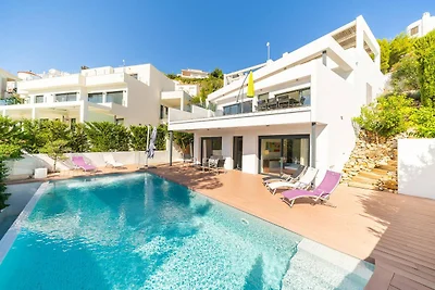 Villa am Wasser mit Panoramablick