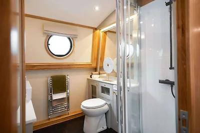 Schwimmendes Wohnboot in Berlin