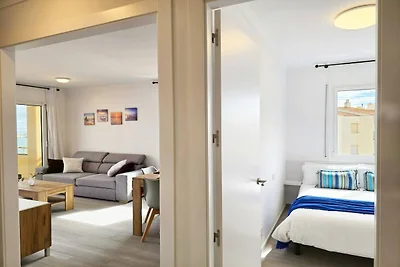 Frontline apartment with sea views
