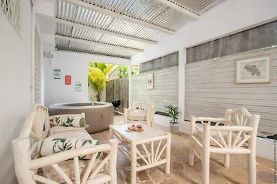 Villa in Robert Bay mit Pool und Whirlpool