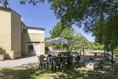 Casa in pietra naturale con ampio giardino