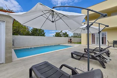 Moderne Villa mit privatem Hydromassagepool