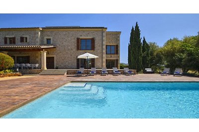 Luxurious country house with pool near the to...