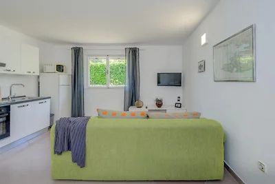 Seaside Getaway Holiday Home with Patio Slati...