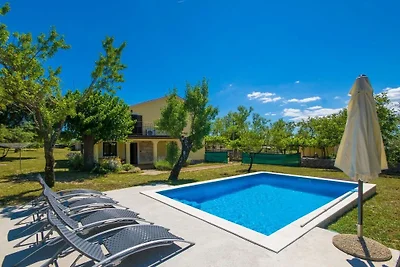Villa a Raša con piscina