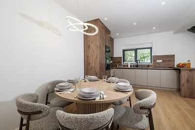 Elegante Villa mit Whirlpool in Sukošan
