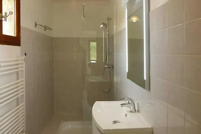 Wohnung in Malaucטne mit Garten