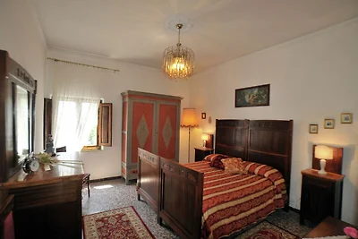 Villa rustica circondata da campi di girasoli