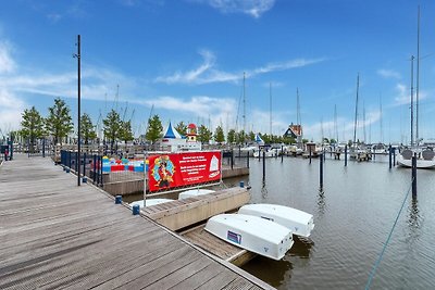 Modernes Boot im Yachthafen Marina Volendam m...