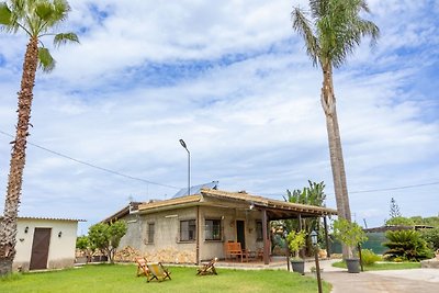Ferienhaus mit Garten und Klimaanlage