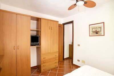 Schönes Ferienhaus in Marinella mit Terrasse
