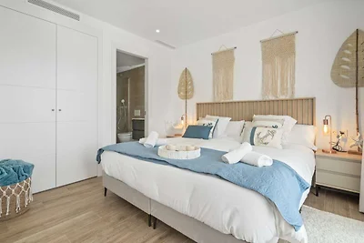 Modern 3-pax Apt & Solarium ALCAZABA LAGOON...