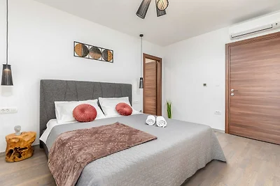 Villa Borealis - Six Bedroom Villa with Swimm...