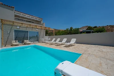 Villa in Damnoni met zwembad bij strand