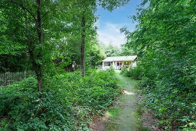 Malerisches Ferienhaus im Park Hunzebergen