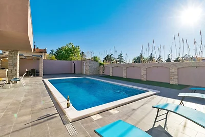 Entspannende Villa in Pula mit privatem Pool