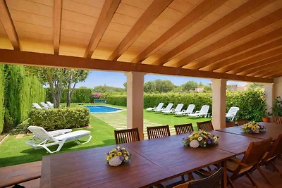 Ferienhaus in Llubi mit Schwimmbecken