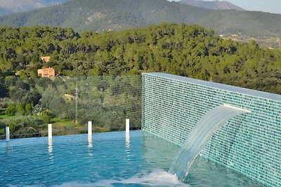 Villa in Buger mit Dachterrasse, Pool und...