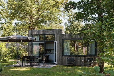 Moderne lodge met twee badkamers in een groen...