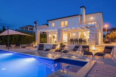 Villa in Višnjan mit Schwimmbecken