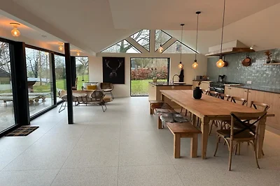 Luxusvilla mit Garten und Seilrutsche