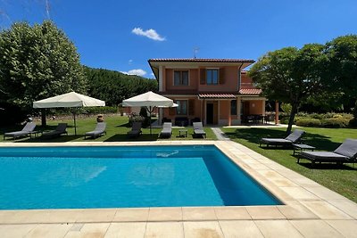 Villa seducente sulle colline toscane con...