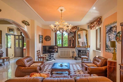 Lussuosa villa con grande piscina a Tolentino