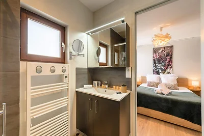 An den Toren des Kaiserlichen Palastes, 4.