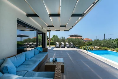 Villa moderna con piscina, terrazza coperta e...