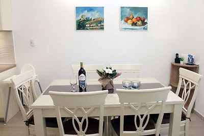 Wohnung in Grebatica mit Meeresstrand