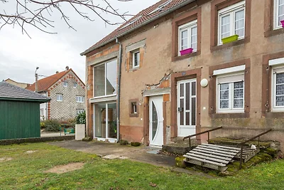 Renoviertes Dorfhaus mit eingezäuntem Garten