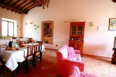 Schönes Bauernhaus in Asciano mit Schwimmbad