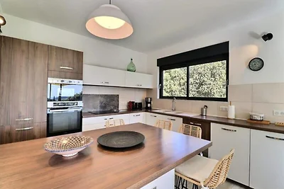 Villa bei Velaux mit Pool und Hügelblick