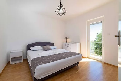 Villa mit Pool im ruhigen Tinj