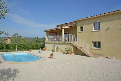 Villa mit Schwimmbad und Blick auf das Tal