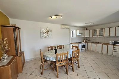 Appartement met drie slaapkamers in Murter
