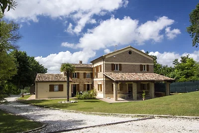Gelassenes Ferienhaus in Fano mit Garten