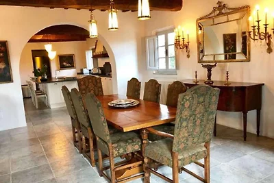 Invitante villa con giardino privato...