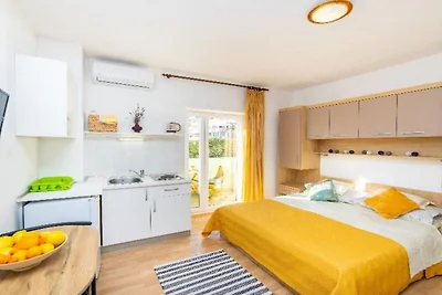 Studio apartment with sea view 2