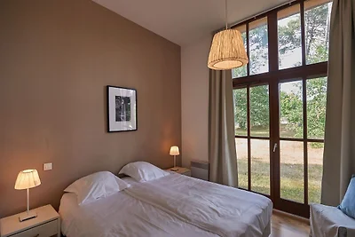 Villa in einem Naturschutzgebiet mit Schloss