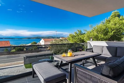 Wohnung in Šibenik-Brodarica mit Balkon