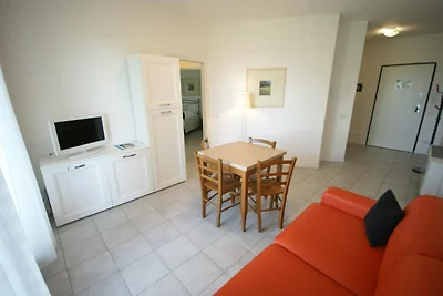 Modern eingerichtetes Apartment mit Klimaanla...