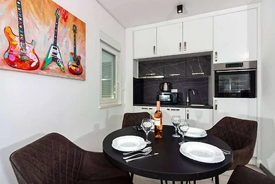 Modern Apartments with Private Balcony - Prem...