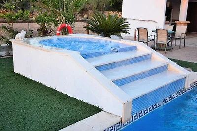 Villa in Muro met zwembad en jacuzzi