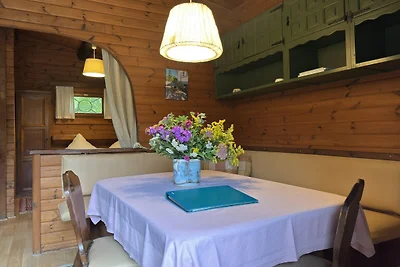 Baita in legno in mezzo alla natura