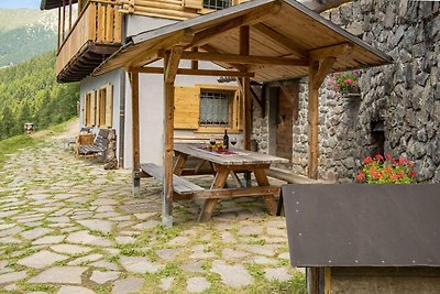 Accogliente baita in montagna con balcone