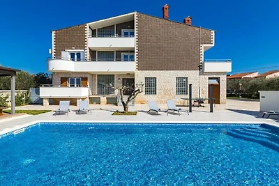 Villa in Valbadon mit Schwimmbecken