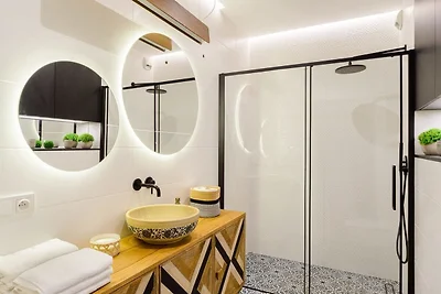 Casa a un solo piano sulla riva della...