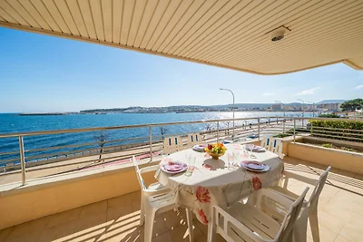Appartamento fronte mare con accesso alla...