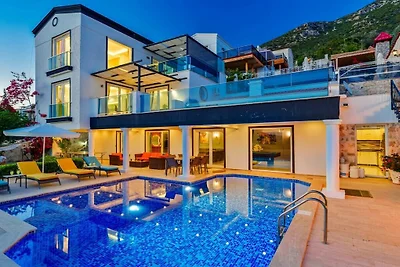 Villa in Kalkan mit Schwimmbecken